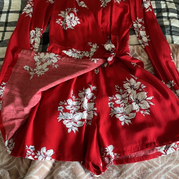Super cute long sleeve floral romper - Picture 8 of 10